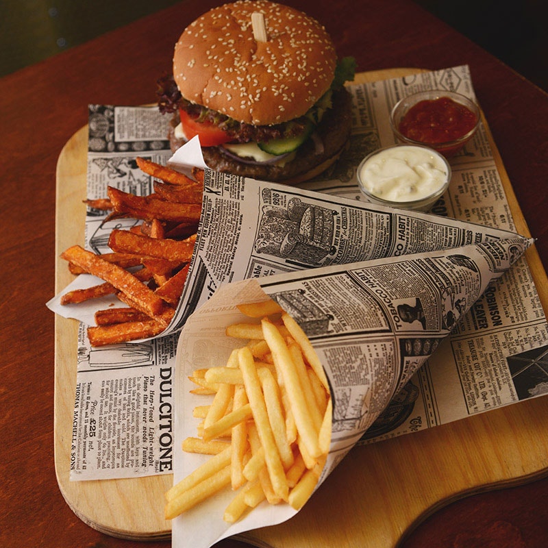Burger mit Pommes aus der Bistroküche des Charlotte