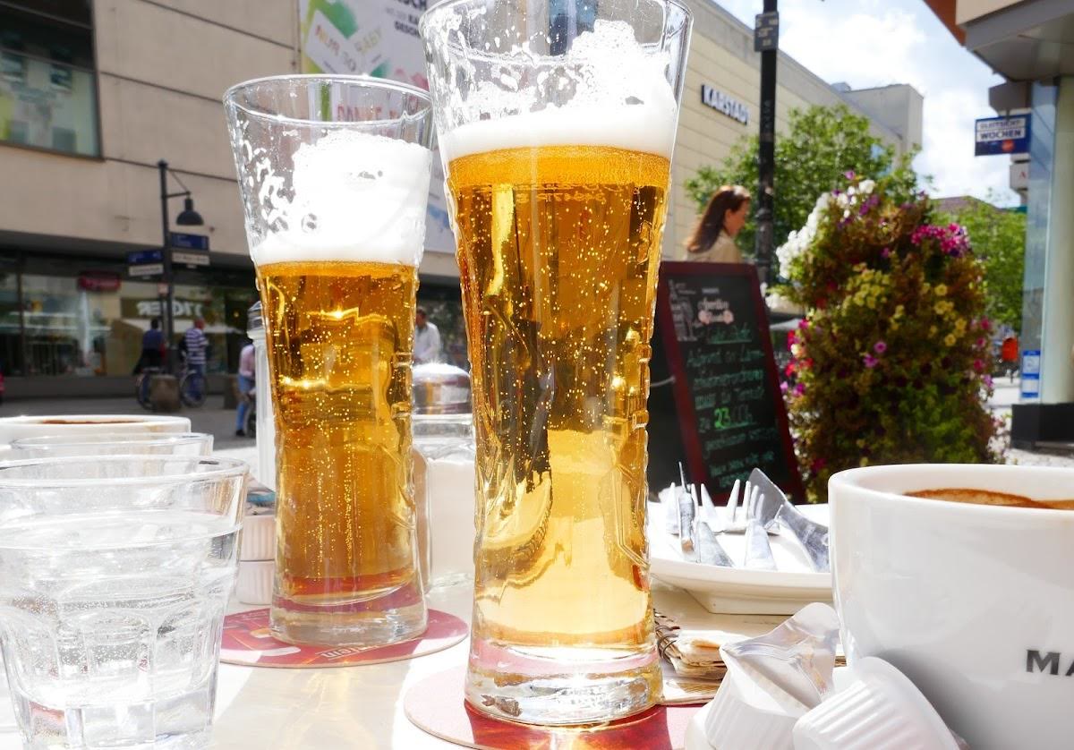 Zwei Biergläser auf einem Tisch im Außenbereich des Charlotte