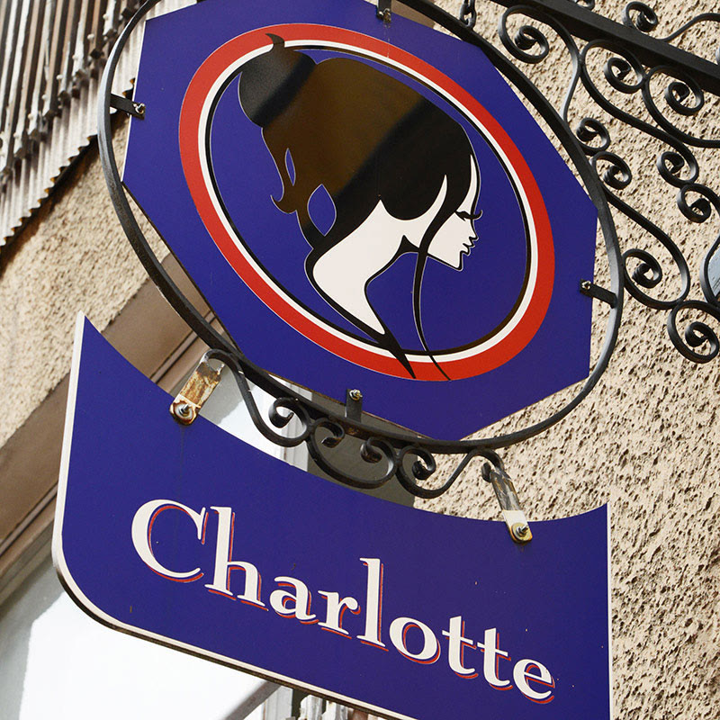 Historischer Charlotte-Schriftzug am Haus in der Charlottenstraße